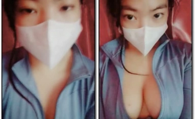 在校女生宿舍內學妹發騷，在廁所脫光了洗澡誘惑狼友，揉奶摳逼撅著騷屁股，不穿內衣回到床上繼續摳逼給狼友看