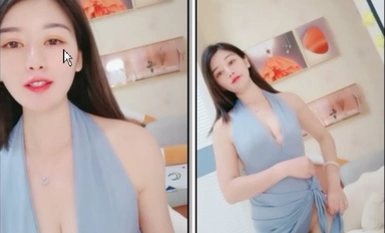 Seorang gadis selebriti internet dengan rambut panjang dan susuk tubuh model tinggi melebarkan kakinya dan mempunyai faraj berbulu dekat.