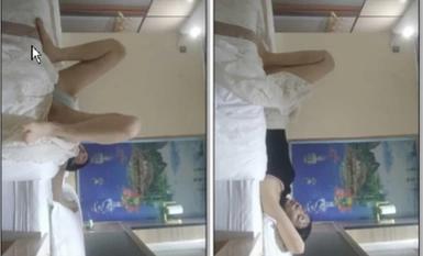 [Skru Kuda Tua] Wanita muda terbaik dalam gaun putih panjang, penuh pesona, mengangkat skirtnya dan menggosok farajnya