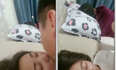 늦은 밤, 자고 있는 주부를 놀리는 무어 검고 보라색, 잠시 키를 누르자 분수 같은 물이 뿜어져 나왔습니다.