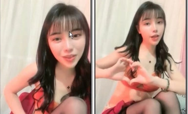 หญิงสาวที่มีหน้าตาและนิสัยดีได้หันเหไปจากชีวิตที่เหนื่อยล้ามากตราบใดที่เธอมีความสุขขายาวของเธอในถุงน่องสีดำก็น่าดึงดูดมาก