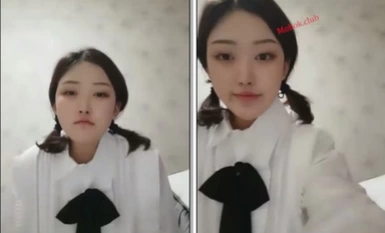 Seorang gadis tulen, manis dan comel dengan rambut pendek di kuncir payudaranya benar-benar besar, dan yang besar agak layu.