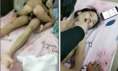Một cặp vợ chồng làm việc ở nơi khác đi biển tìm được một thanh niên trẻ đẹp để quan hệ tay ba. Em trai hưng phấn đến mức đụ cô vợ bẩn thỉu và siết chặt chân cô ấy.