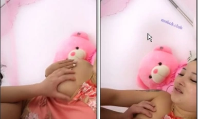 Tunay na buhay ng mag-asawang nasa katanghaliang-gulang na nagse-sex sa bahay Ang misis ay matambok at makapal na hinahaplos ng kanyang asawa habang nakahiga.
