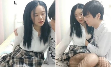 คู่รักหนุ่มสาวสุดเซ็กซี่มีเซ็กส์กันที่บ้าน พวกเธอสวมชุดนักเรียน ฉีกถุงน่องสีดำแล้วสอดเข้าไปอย่างรวดเร็ว