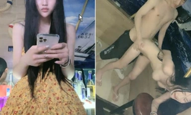OO後清純女神級萌妹KTV赴約,碎花連衣裙少女感十足,KTV裏大顯身手,壹邊唱歌壹邊拿啤酒瓶摩擦小茓.