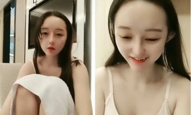 高顏值極品OO後虎牙可愛萌妹,身材消瘦,有點像迪麗熱巴,年輕又漂亮