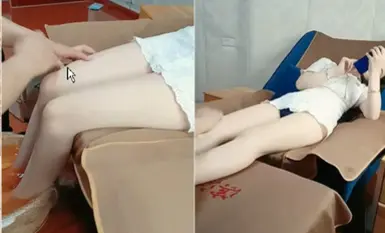 Một thiếu nữ xinh đẹp, nói chuyện hơi ồn ào, chăm sóc vùng kín của mình trong câu lạc bộ SPA, dụ dỗ anh trai kỹ thuật viên và đụ cô ấy sau một thời gian.