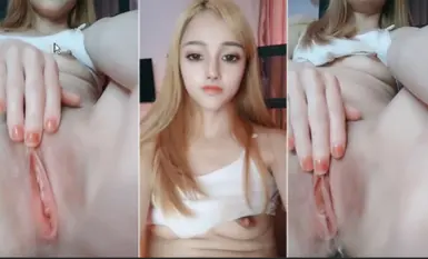 Cô gái tóc vàng xinh đẹp dang rộng mông và xòe âm hộ của mình. Tiểu B hồng hào dịu dàng, không có chút hắc tố nào, thật mềm mại và dịu dàng.