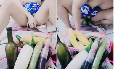 Full-bodied peasant girl, foreign objects inserted, as long as the vertical strip of fruits and vegetables can be inserted into the B, known as the human body Bacchus House