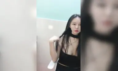 피 튀기는 미녀 '링 링 오리'는 유난히 가슴이 탱탱 ~ 보지를 꽉 쥐고 비명을 지르며 사정을했습니다.