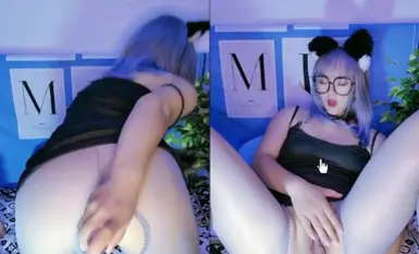 หญิงสาวที่มีตูดใหญ่ในถุงน่องสีดำในเครื่องแบบมีรูปร่างที่ร้อนแรงและมีเสน่ห์ เธอใช้อุปกรณ์ช่วยตัวเองเพื่อกระตุ้นช่องคลอดและคลิตอริสของเธอในจังหวะการสอดใส่สองครั้ง