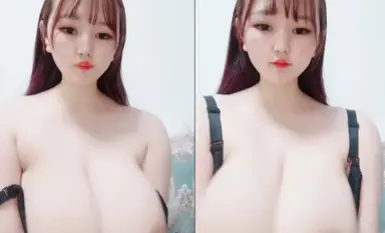 脑袋那么大的奶子！肉嘟嘟可爱妹子！掏出两个大奶晃动，使劲揉捏超柔软，跳蛋震动多毛骚穴.