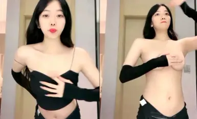 ความงามอันสง่างามที่มีผมยาวและรูปร่างสูงเผยให้เห็นใบหน้าของเธอและเต้นรำอย่างร้อนแรง