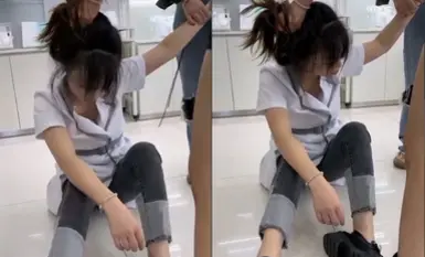化妆品专卖店的小三被打 衣服都扒奶子都露出来了太暴力 骑着凑 别说还挺漂亮 高清720P原版