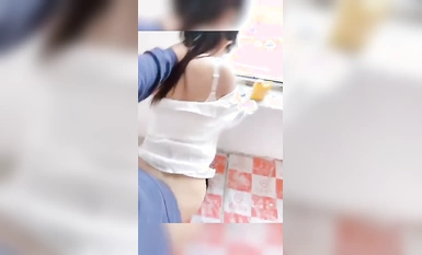 Ang sobrang linga ng asawang si "Qing Qing" na may butt ng peach ay binatukan ang diyosa na si "Qing Qing" sa itim na medyas at katad na damit, isang batang babae na nakamotorsiklo, gustong-gusto niyang itinaas ang kanyang puwit at sin