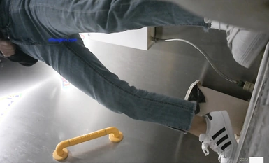Master ảnh toilet rò rỉ mới nhất tháng 10 lẻn vào nhà vệ sinh công cộng gần Đại học Sư phạm chụp toàn cảnh nữ sinh trẻ trung xinh đẹp từ phía trước - Số 10 - quần jeans đen