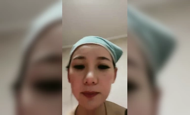 หญิงสาวใหม่และสวยระยำที่บ้าน! หีมีขนถูกแทงด้วยสองนิ้ว! กางหีของเธอออก เปิดถุงน่องสีดำแล้วเจาะตูดอ้วนของเธอจากด้านหลัง และหลั่งลึกเข้าไปในปากของเธอขณะขี่