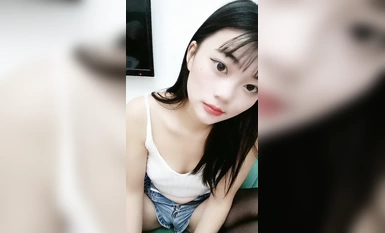 黑絲高跟露臉小騷逼全程高能直播大秀，性感的逼逼沒有幾根毛毛，讓小哥道具抽插舔弄大雞巴，撅著小屁股被草