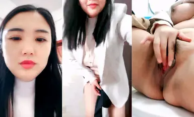 Ang excitement ng isang high-end na babaeng white-collar worker, ibinubuhos ang kanyang seksing suso, minasahe at hinubad ang kanyang pantalon sa ilang segundo upang ipakita ang kanyang puke sa kanyang kaibigang lobo sa palikuran, sinalsal at hinimas ang 