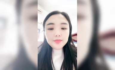 Ang excitement ng isang high-end na babaeng white-collar worker, ibinubuhos ang kanyang seksing suso, minasahe at hinubad ang kanyang pantalon sa ilang segundo upang ipakita ang kanyang puke sa kanyang kaibigang lobo sa palikuran, sinalsal at hinimas ang 