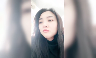 Cô nàng ngực bự lộ mặt khi đang làm việc nên nhìn vào cửa lộ bộ ngực khủng nhất cho bạn sói xem. Trong nhà vệ sinh, cô ta xoa ngực và thủ dâm. đi tiểu cho các bạn xem.