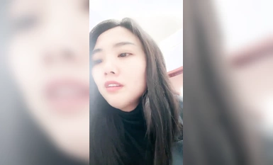Cô nàng ngực bự lộ mặt khi đang làm việc nên nhìn vào cửa lộ bộ ngực khủng nhất cho bạn sói xem. Trong nhà vệ sinh, cô ta xoa ngực và thủ dâm. đi tiểu cho các bạn xem.