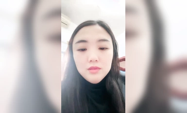 Cô nàng ngực bự lộ mặt khi đang làm việc nên nhìn vào cửa lộ bộ ngực khủng nhất cho bạn sói xem. Trong nhà vệ sinh, cô ta xoa ngực và thủ dâm. đi tiểu cho các bạn xem.