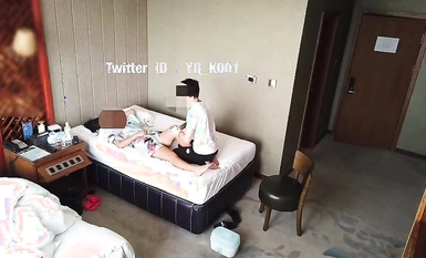 Twitter cuckold god YQ's unseen masterpiece, a slutty wife seduces a young technician, and a guy can't help but pull down his underwear and stick it right in!