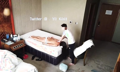 Twitter cuckold god YQ's unseen masterpiece, a slutty wife seduces a young technician, and a guy can't help but pull down his underwear and stick it right in!