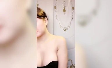 純欲系南航空姐全程露臉發騷，逼逼都沒毛了還刮呢，性感鮑魚粉里透紅給逼逼吃個棗，奶子也很正互動撩騷推薦