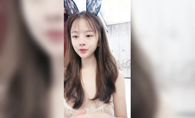 妖妖和兔兔顏值姐妹花！桌子上一堆道具挑選！穿戴玉米假屌，吸上震奶器，埋頭舔逼假屌騎坐