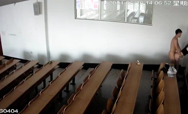經典體育課一對情侶跑到自習室打野炮，誰想值班室正好有人看著攝像頭，等著學校處分吧