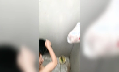 【精品TP】海邊隔板浴室偷窺各種小姐姐 撒尿沖涼換衣服！被發現還繼續拍 (9)