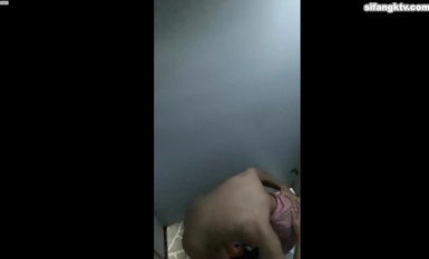 【精品TP】海邊隔板浴室偷窺各種小姐姐 撒尿沖涼換衣服！被發現還繼續拍 (13)