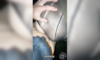 Ang incest master ng Haijiao Community ay nahuhumaling kay "Cousin Xiaotong" sa kanyang bagong trabaho - Pinunit niya ang kanyang itim na medyas at siniil nang husto ang kanyang pinsan sa beach, at pumulandit pa ito sa high definition.