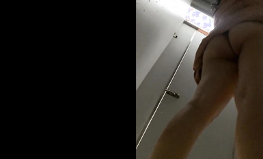 부티크 TP] 해변의 격벽 화장실에서 오줌 싸고 샤워하고 옷 갈아입는 여성들을 훔쳐보기! 잡혀서 계속 촬영한 남자 (15)