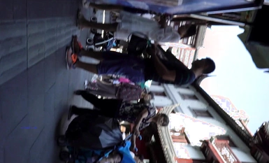 Tempat perhimpunan kecantikan menyapu jalan pejalan kaki pusat beli-belah ke pemburuan murah yang melampau, pelbagai gaya skirt wanita muda (50)