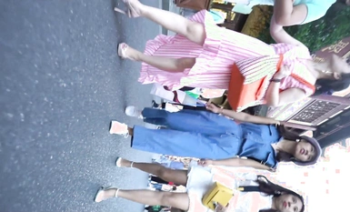 Ang lugar ng pagtitipon ng mga dilag ay dumadaan sa mga shopping mall at mga pedestrian street para mabili ang ilalim ng mga palda ng mga babae sa iba't ibang istilo (41)
