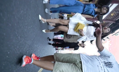 뷰티 집결지 휩쓸고 가는 쇼핑몰 산책로 다양한 스타일의 젊은 여성들의 익스트림 언더 스커트 (41)