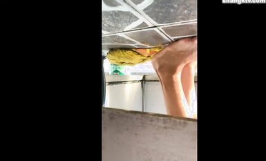 【精品TP】海邊隔板浴室偷窺各種小姐姐 撒尿沖涼換衣服！被發現還繼續拍 (23)