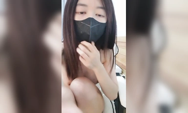 純愛戰神性感小騷貨激情大秀，在狼友的調教下露臉了，就是玩奶柔逼浪叫呻吟，聽狼友指揮風騷性感不要錯過