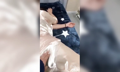 被海角社區荼毒的小哥走火入魔和媽媽亂倫 陪媽媽過生日紅酒果酒齊上陣醉奸媽媽+後續