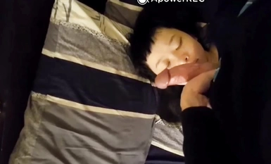 被分配帶領來公司實習的大四女生經過朝夕相處後成功被大神吃掉超會舔各種顏射 (4)