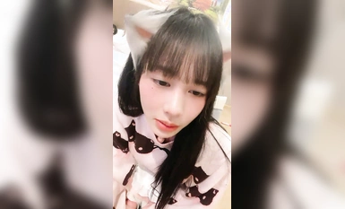 Purong kisame! Ang pinakamagandang babae! Ang mga seksing tainga ay sobrang matamis na inilabas ng kaibigang kasarian ang kanyang titi at nagfo-footjob, nagtanggal ng kanyang pajama at niloloko ang kanyang puki, at sinisikap ang kanyang walang buhok na pu