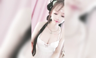 古風裝扮小姐姐！難得收費秀一場！掏出奶子揉捏，肥穴假屌抽插，抹上酸奶，浴室洗澡用水沖逼