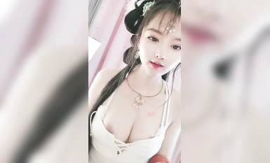 古風裝扮小姐姐！難得收費秀一場！掏出奶子揉捏，肥穴假屌抽插，抹上酸奶，浴室洗澡用水沖逼