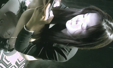 หญิงสาวที่มีรอยยิ้มอันแสนหวานกำลังนั่งยองๆ อยู่ที่นั่น สูบบุหรี่และฉี่เงียบๆ โดยไม่สนใจใดๆ กับหนุ่มบีที่ถูกถ่ายรูป