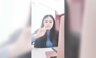 Gusto rin ng kaakit-akit na malaking babe na makipagtalik sa kanyang kaibigang lobo habang nasa trabaho ay hindi niya matiis ang pagpapasigla at ang kanyang mapang-akit na malalaking suso ay tumagas mula sa harap ng kanyang mesa puke habang papunta sa ban