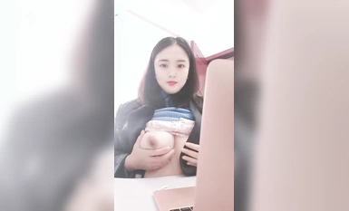 สาวสวยร่างใหญ่ยังอยากมีเพศสัมพันธ์กับเพื่อนหมาป่าในที่ทำงาน เธอทนไม่ไหว และหน้าอกใหญ่เย้ายวนของเธอก็รั่วไหลออกมาหน้าโต๊ะ เมื่อเธอไปห้องน้ำ เธอต้องโชว์หน้าอกของเธอ และเล่นกับจิ๋มของเธอขณะฉี่
